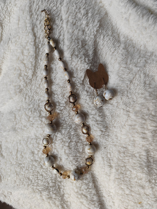Parure collier et boucles d'oreilles perles marbrées blanc et doré
