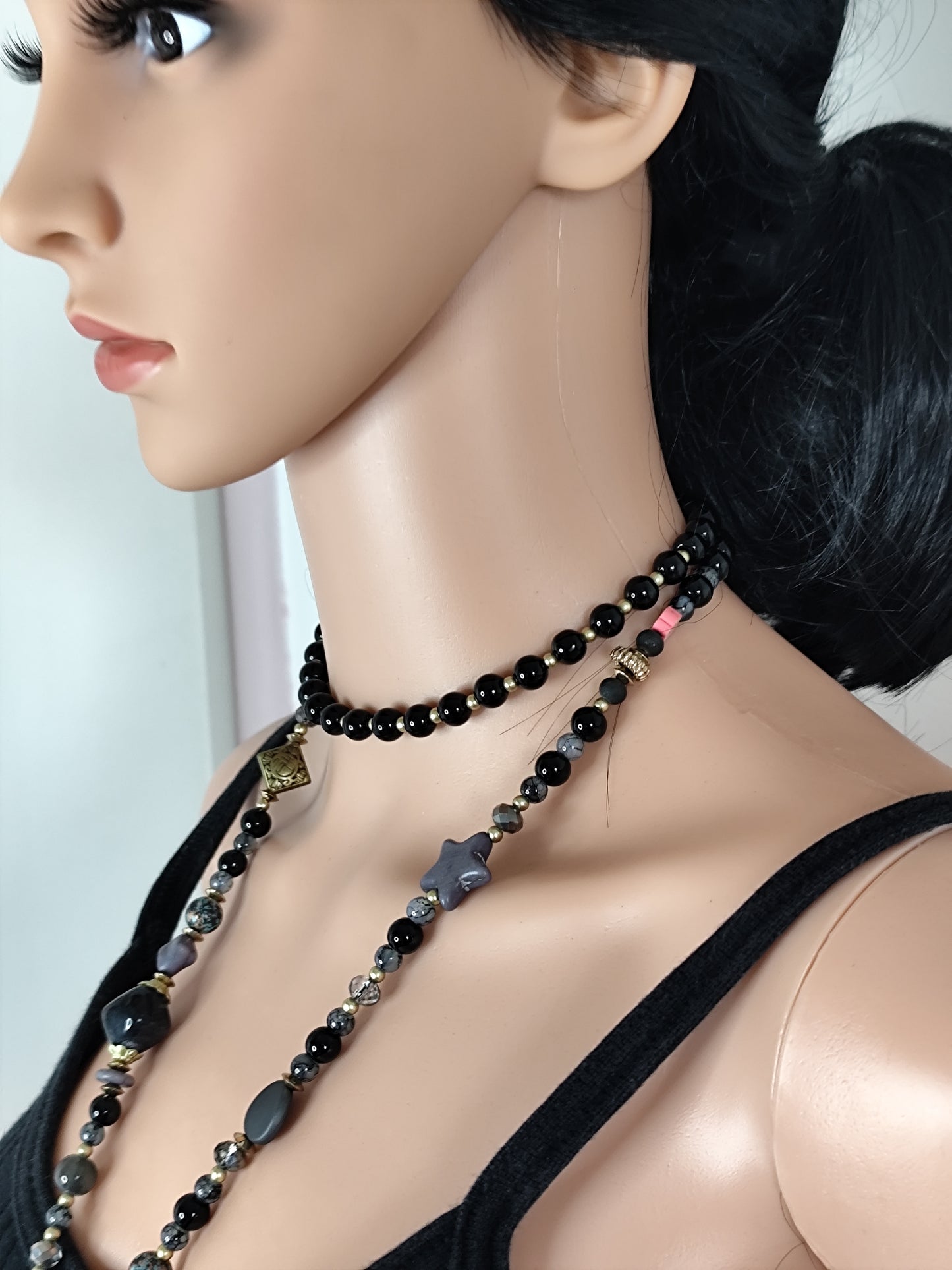 Sautoir Bohème Noir et Doré avec Pendentif Plumes – Élégance Ethnique