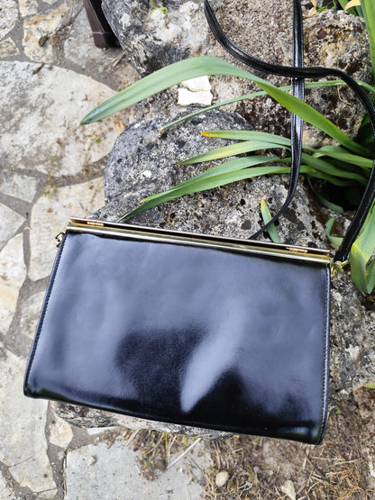 Pochette vintage noire rigide – fermoir doré – 24 x 17 cm