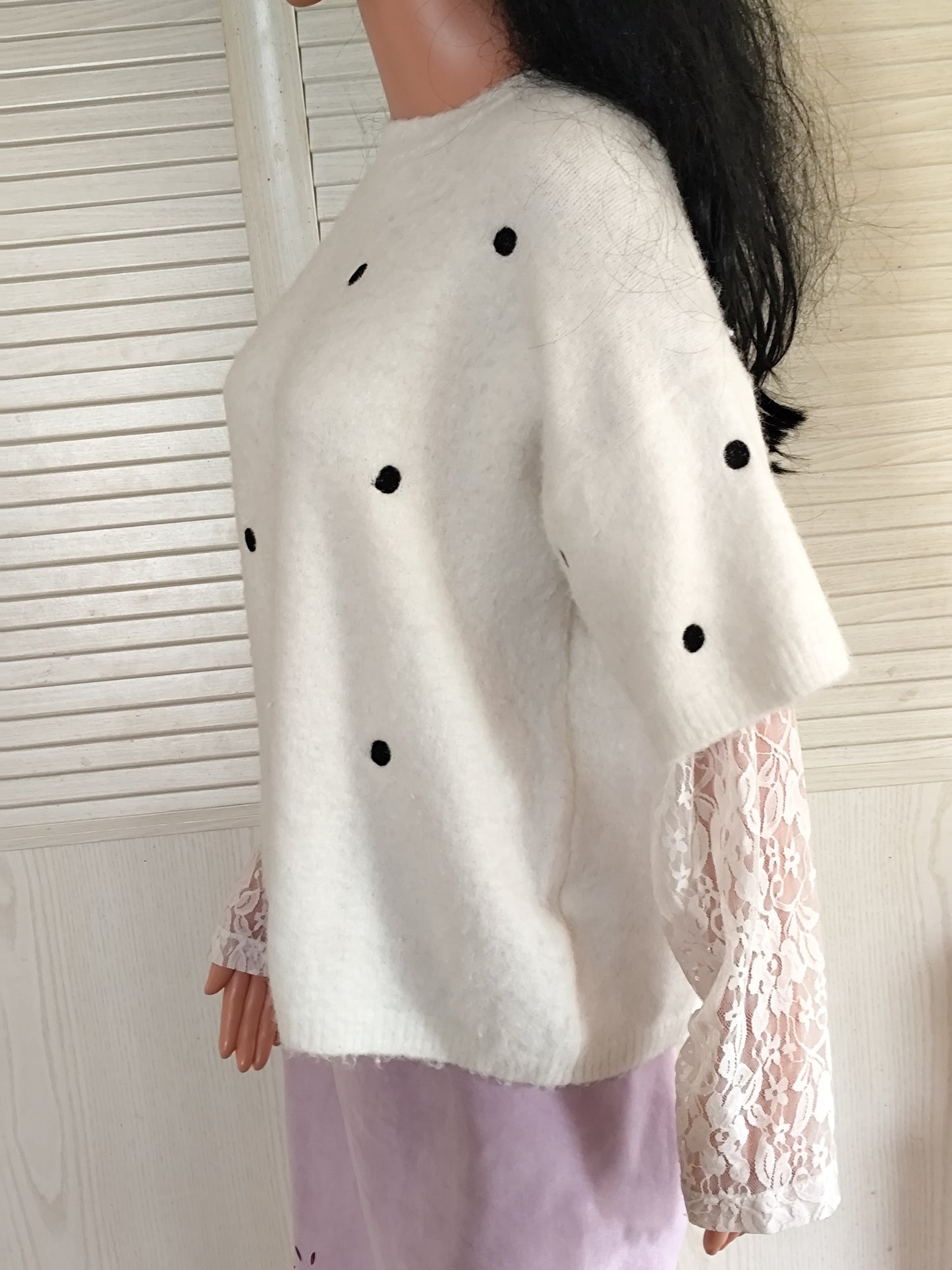 Pull doudou blanc à pois noirs et manches dentelle -  Ikoone & Bianka - Taille unique
