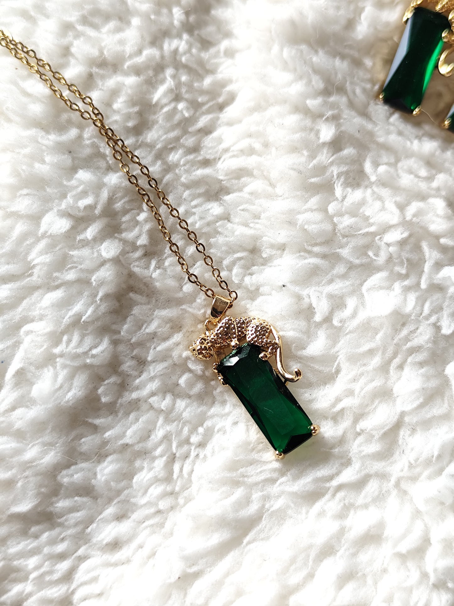 Parure Panthère dorée et cristaux vert émeraude : collier, bracelet et boucles oreilles percées