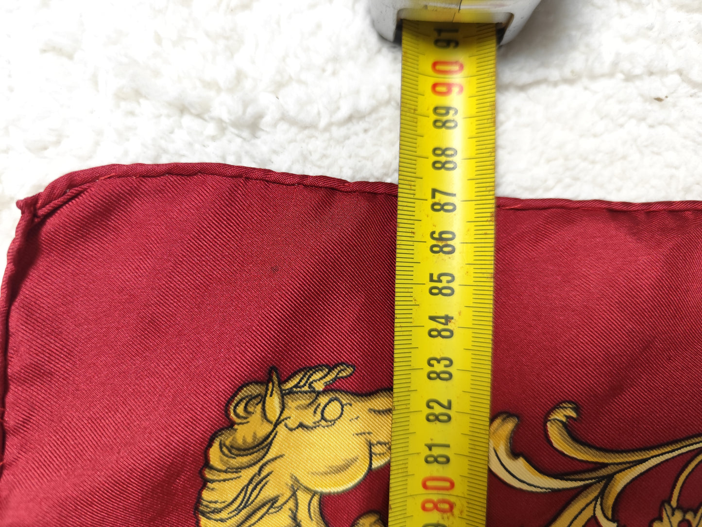 Carré en soie imprimé rouge et or vintage – Hermès Paris