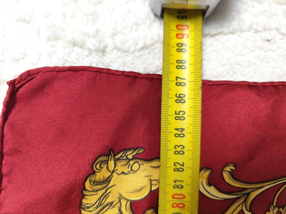 Carré en soie imprimé rouge et or vintage – Hermès Paris