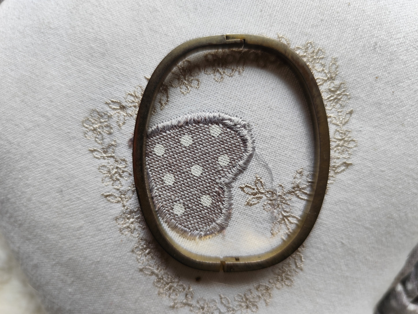 Bracelet rigide doré à strass – forme rectangulaire