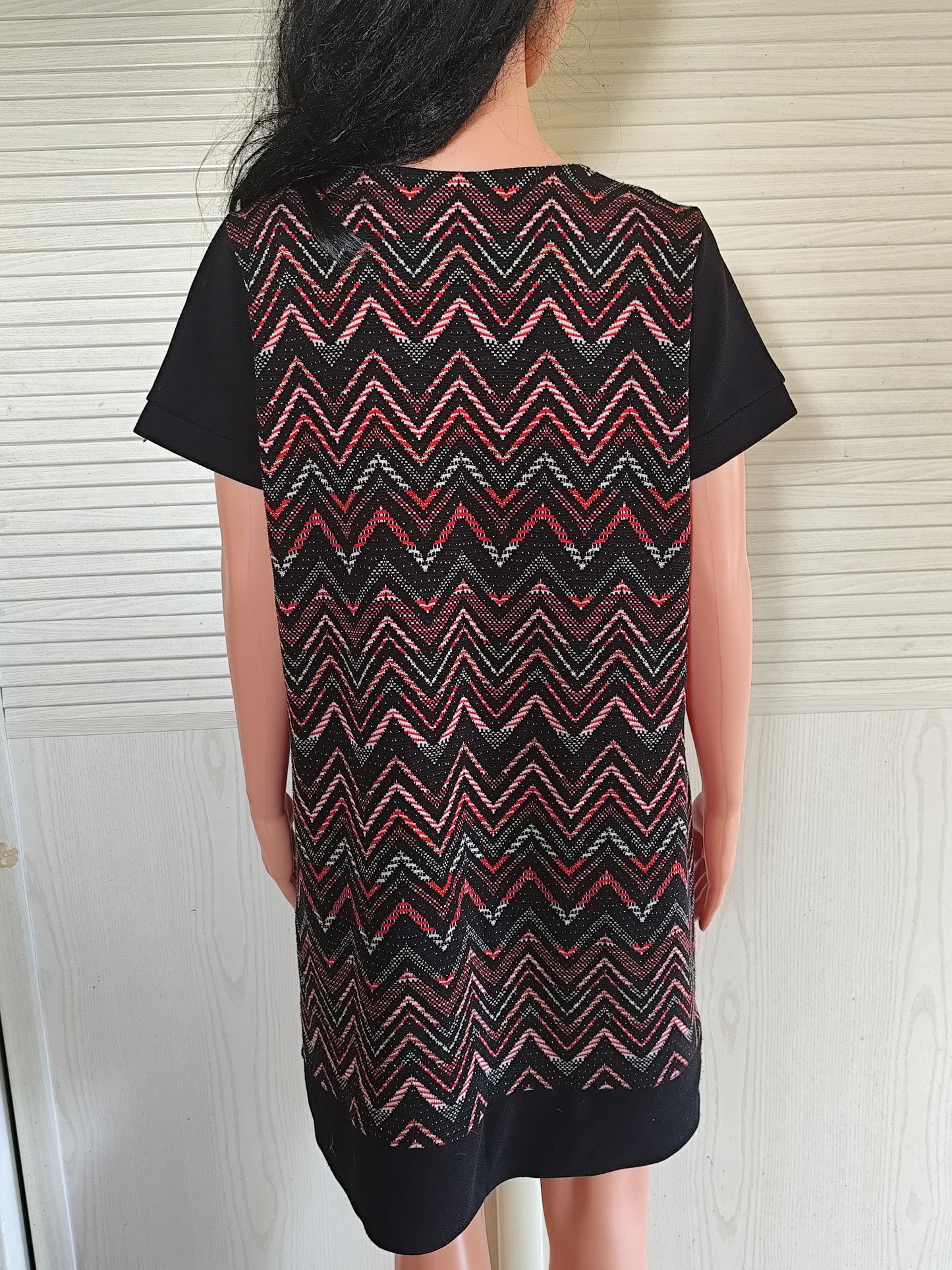Robe Bréal noire à motifs chevrons corail et argentés - Taille 44