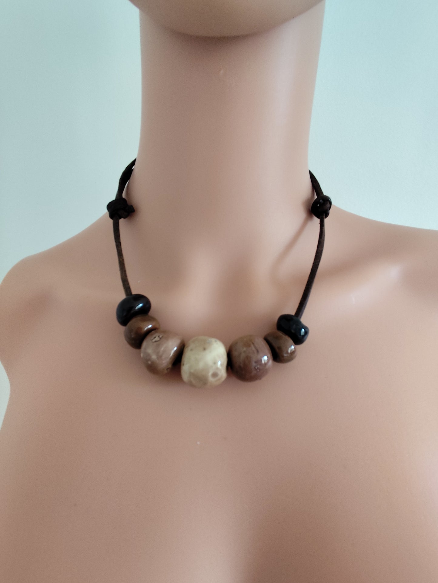 Collier perles roulées main – beige marron– cordon cuir véritable – vintage années 80