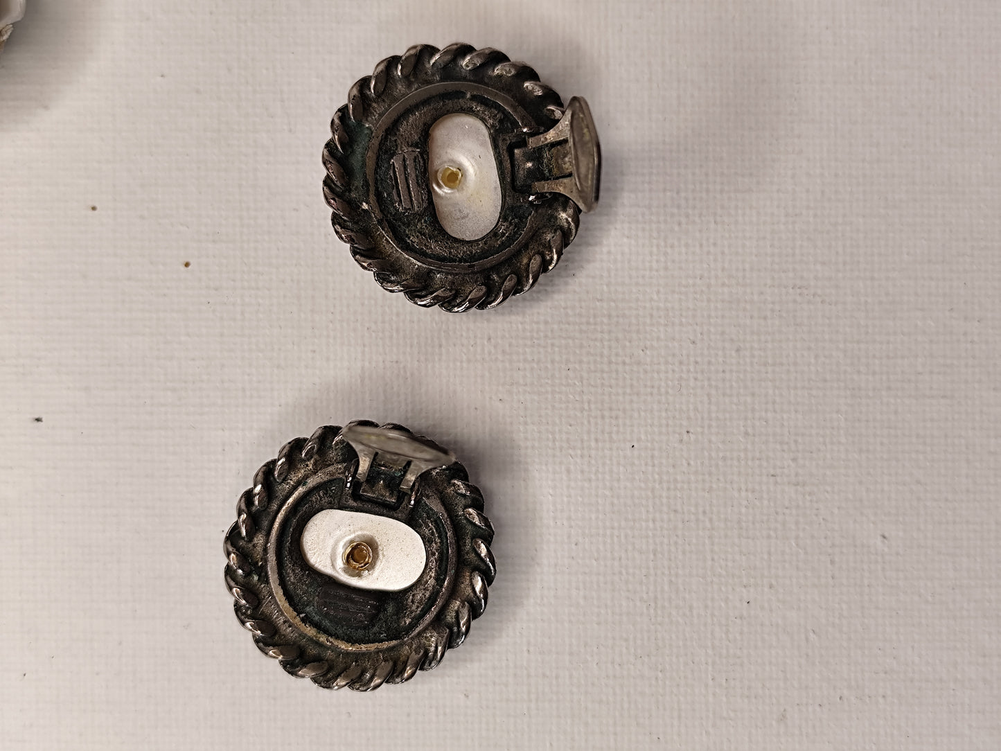 Boucles d'Oreilles Vintage Perle & Métal Argenté – Élégance Rétro