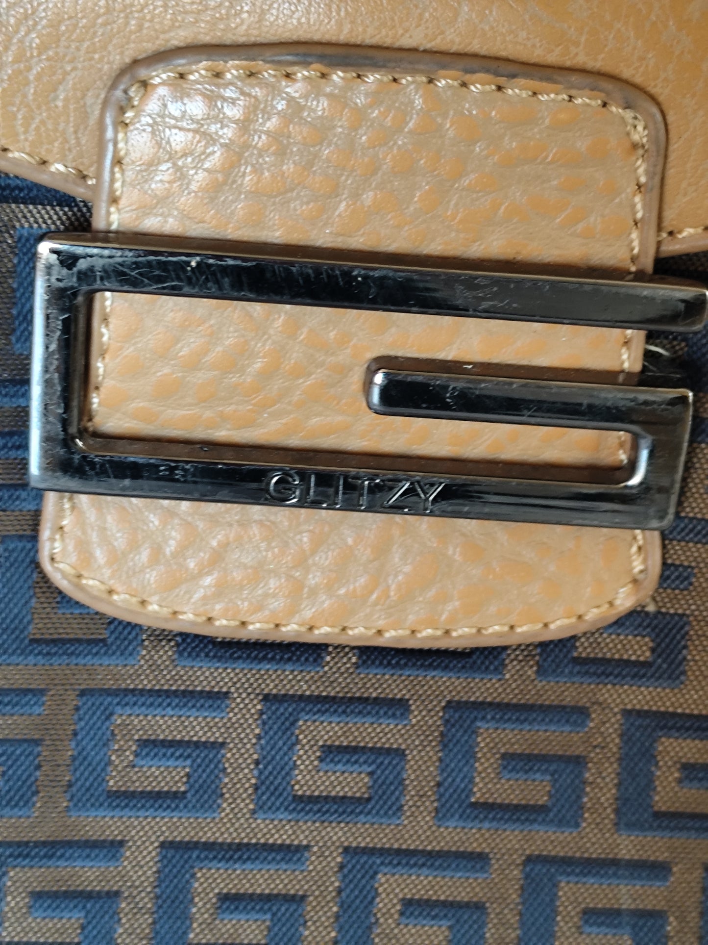 Sac à main porté épaule Glitzy - Imprimé monogramme et finitions camel