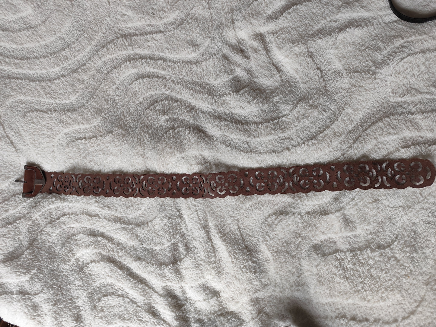 Ceinture marron ajourée à boucle argentée – 105 cm