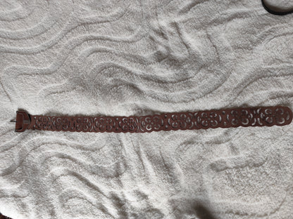 Ceinture marron ajourée à boucle argentée – 105 cm
