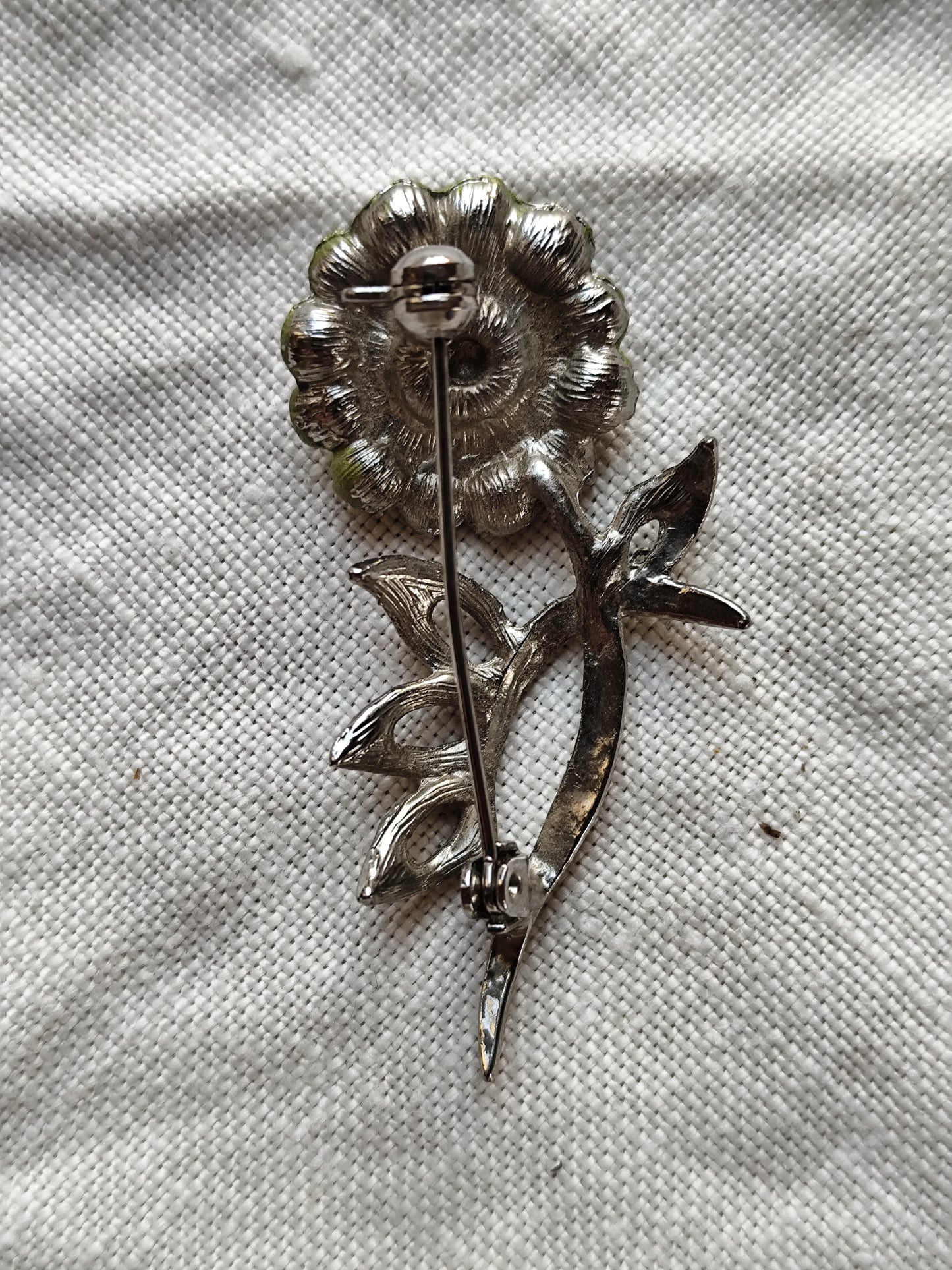 Broche fleur vintage émaillée et métal argenté