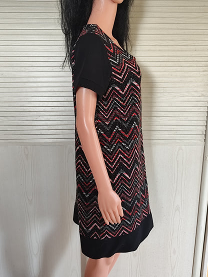Robe Bréal noire à motifs chevrons corail et argentés - Taille 44