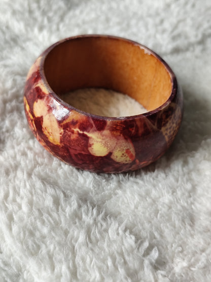 Bracelet manchette en bois motifs rouges et jaunes