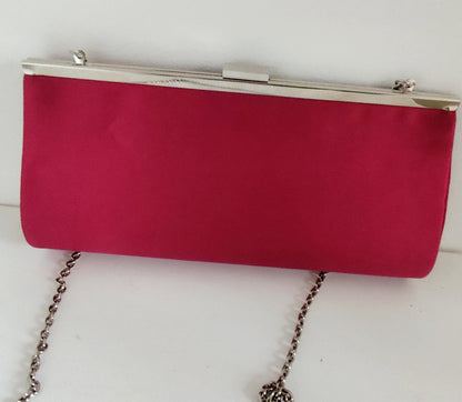 Pochette satin rouge à chaîne – Élégante & intemporelle
