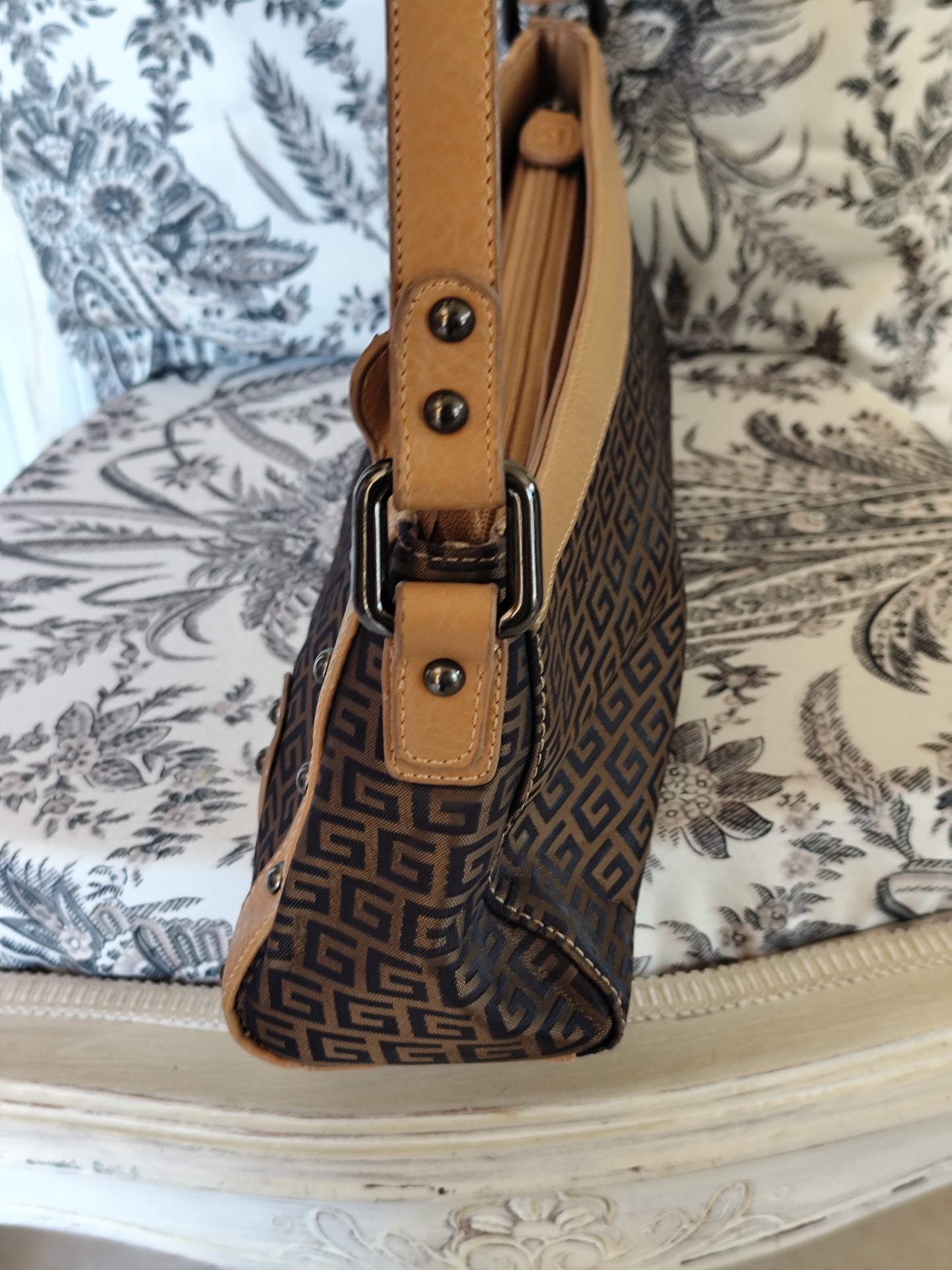 Sac à main porté épaule Glitzy - Imprimé monogramme et finitions camel