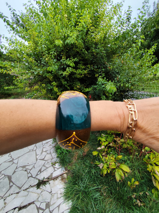 Bracelet manchette en bois peint vert, jaune et doré