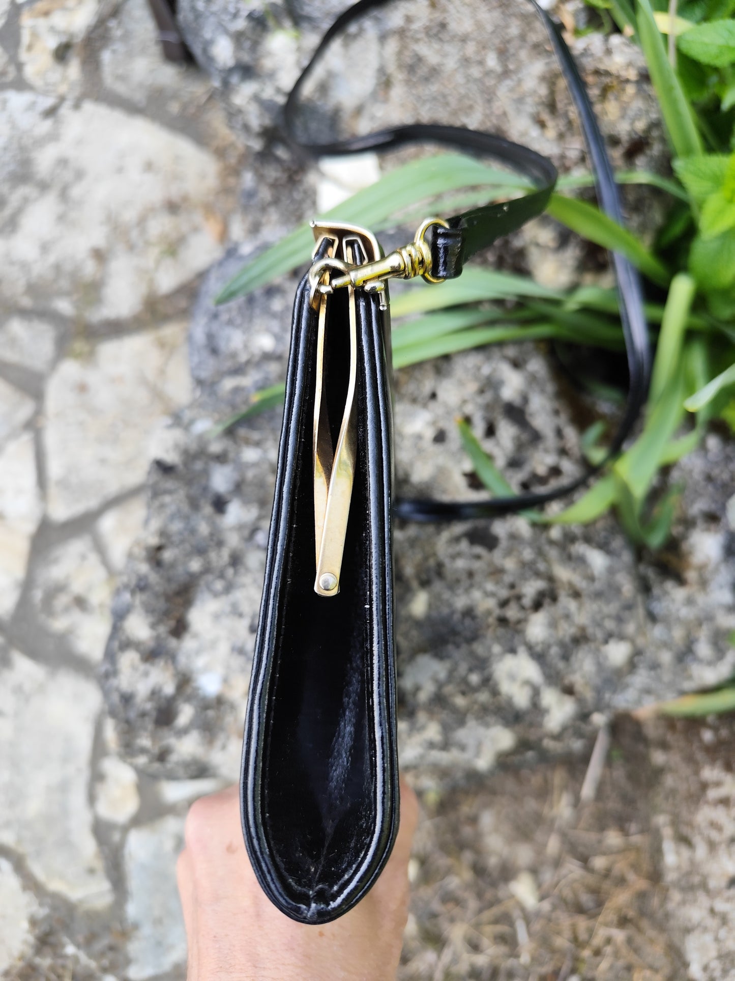 Pochette vintage noire rigide – fermoir doré – 24 x 17 cm