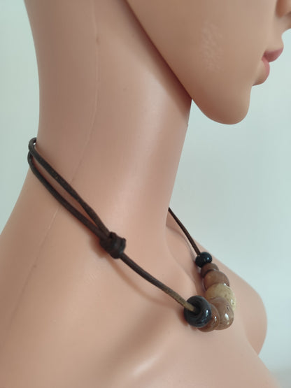 Collier perles roulées main – beige marron– cordon cuir véritable – vintage années 80