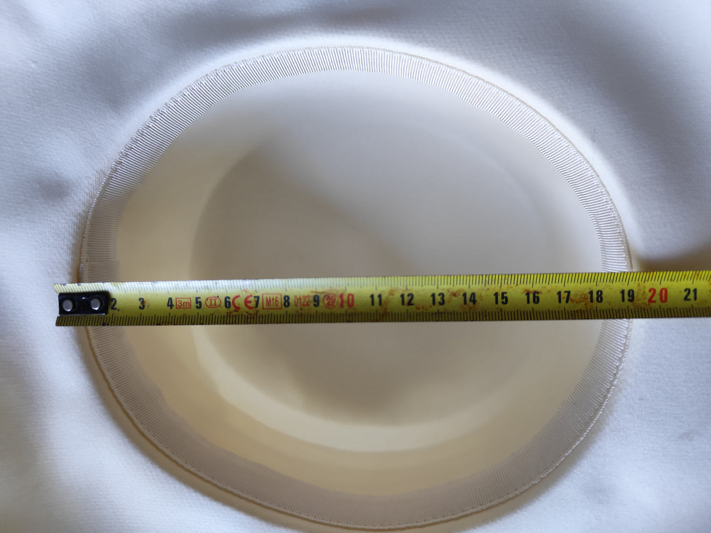 Chapeau de cérémonie vintage ivoire – bord large & fleur