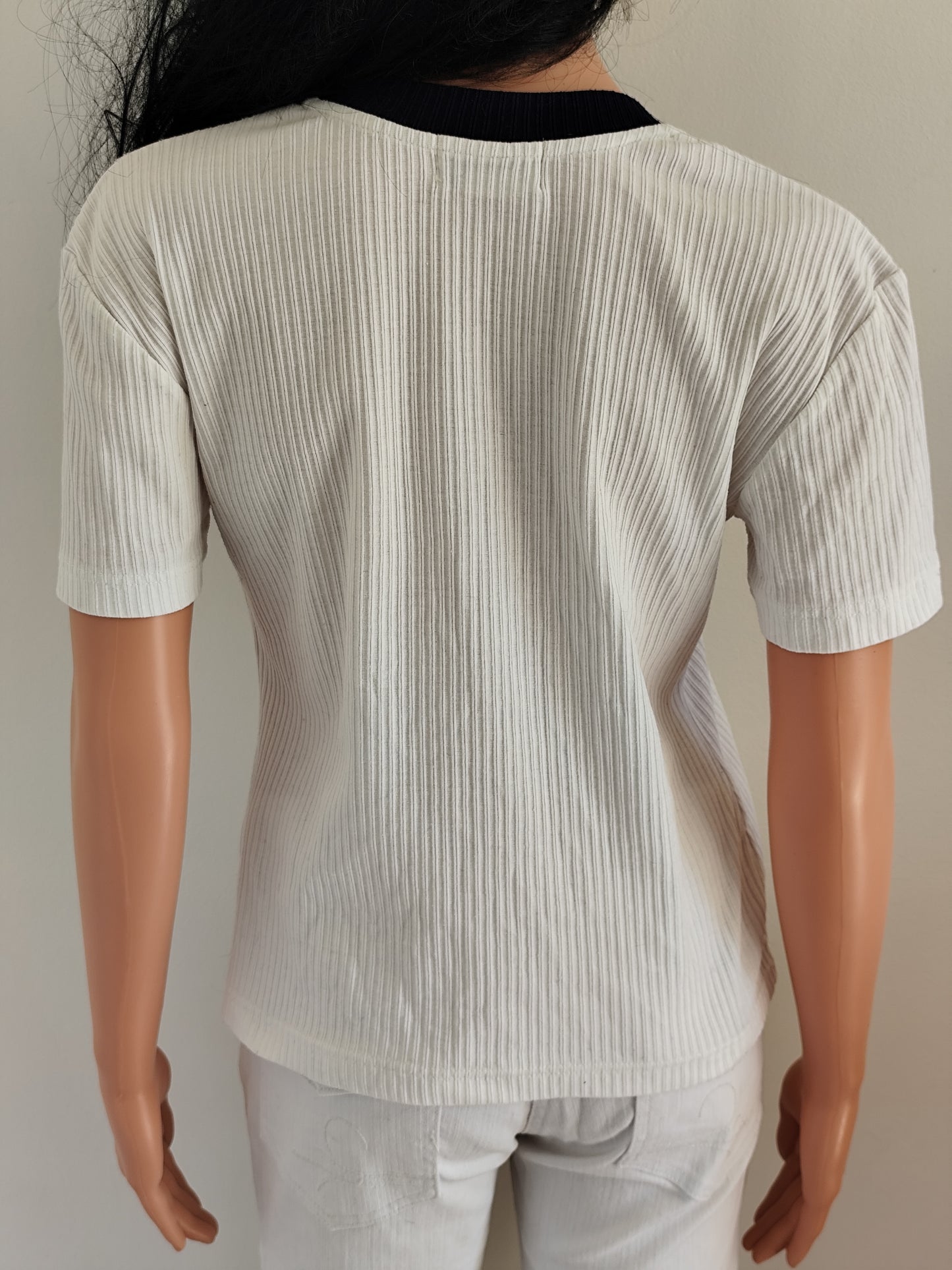 Haut Caroll blanc en maille côtelée – col carré bleu marine – Taille 38/40