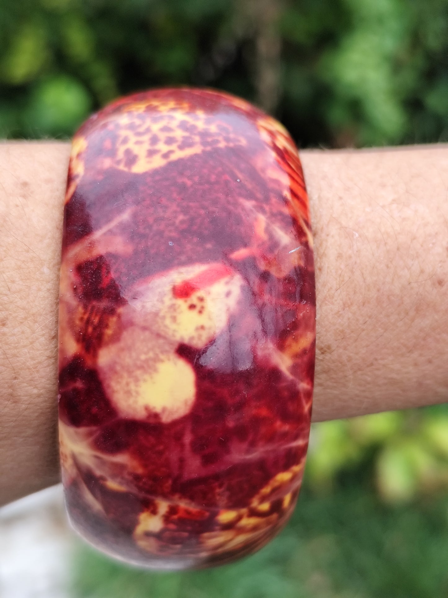 Bracelet manchette en bois motifs rouges et jaunes