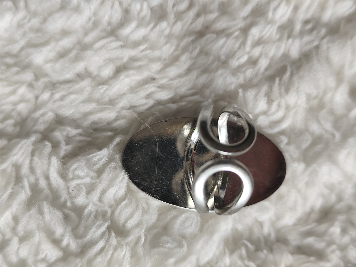 Bague ovale blanche réglable