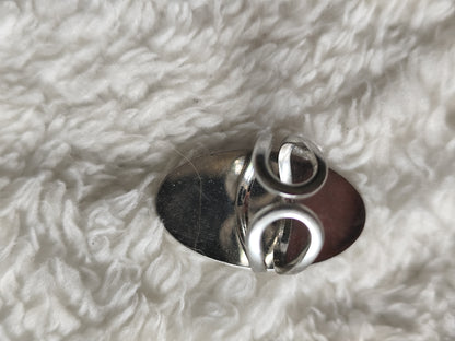 Bague ovale blanche réglable