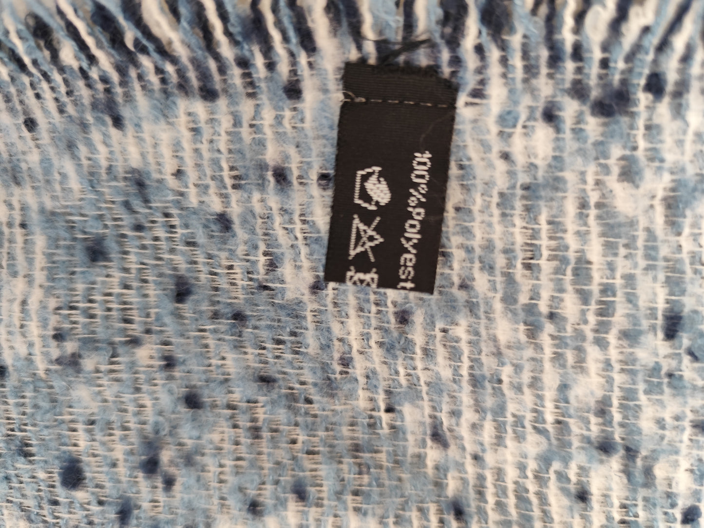 Écharpe oversize bleue à motifs cœurs.