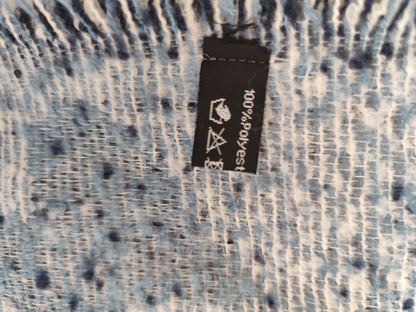 Écharpe oversize bleue à motifs cœurs.