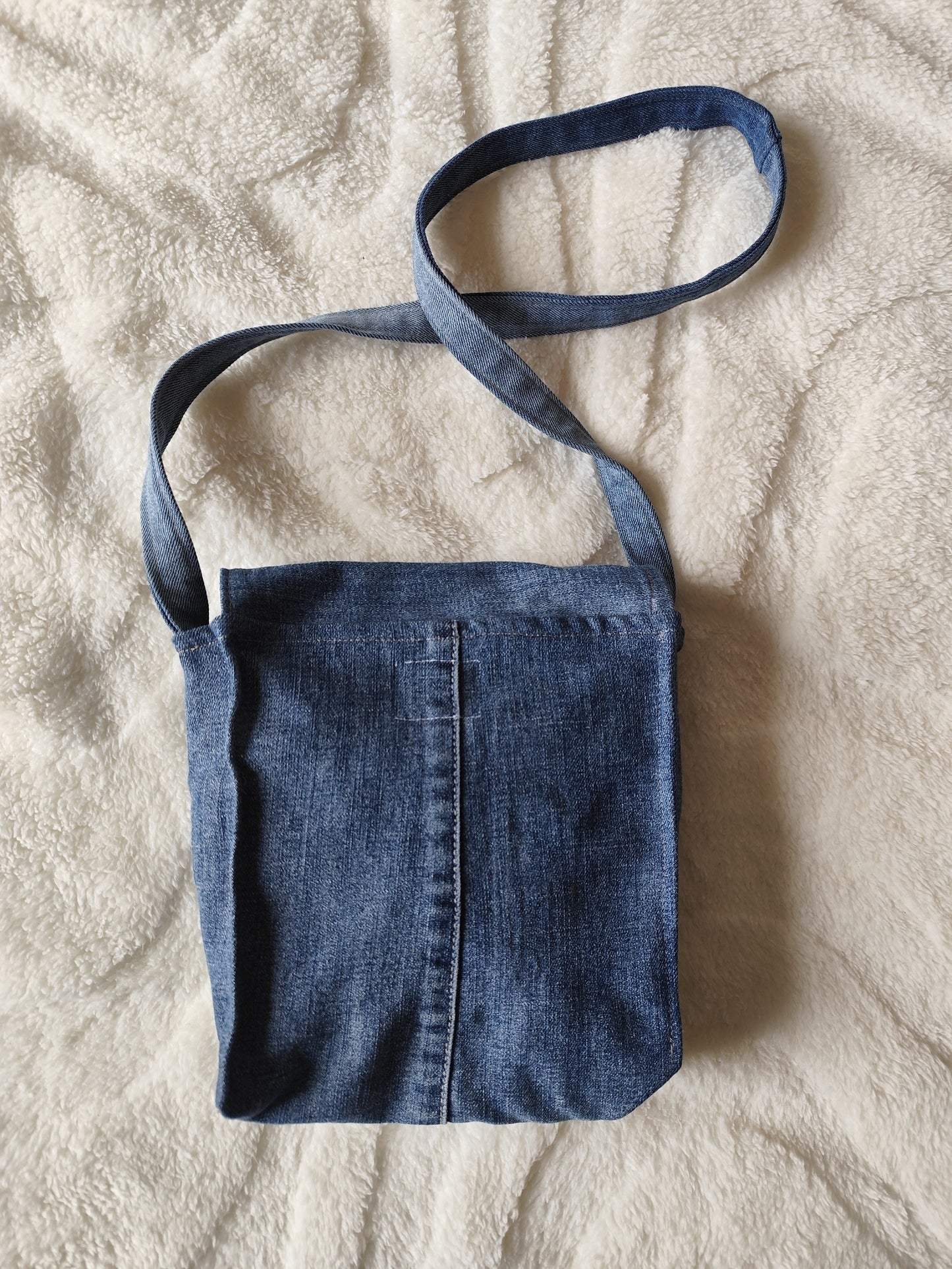 👜 Sac bandoulière en denim upcyclé – Pièce artisanale unique ♻️