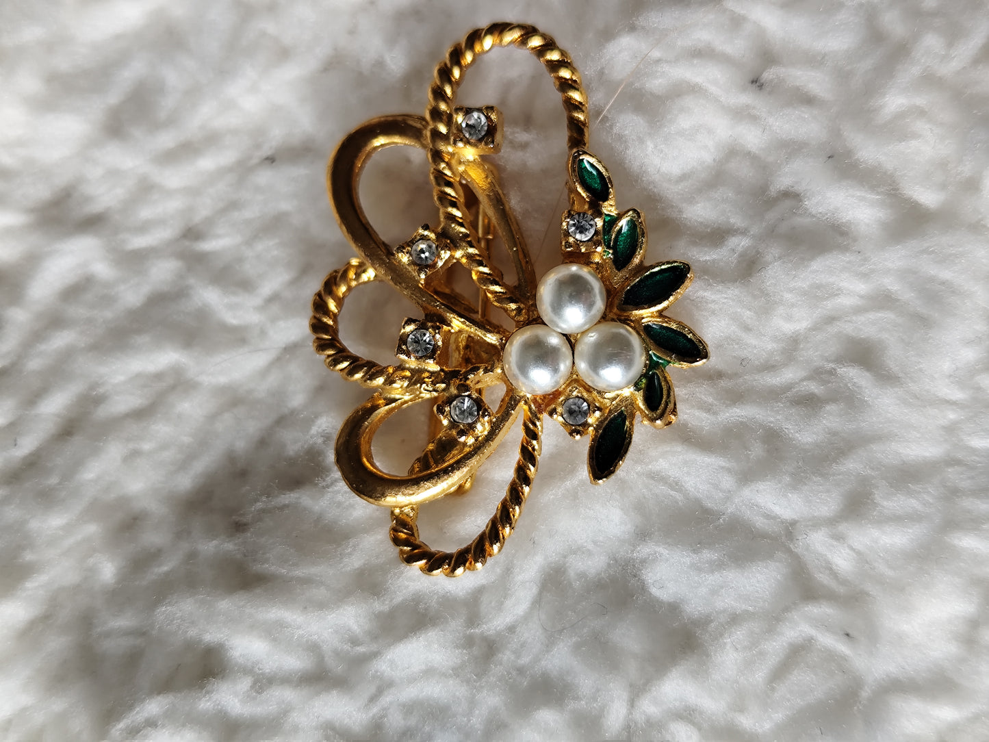 Broche vintage dorée fleur perle et strass verts