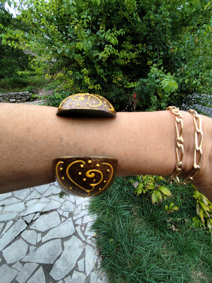 Bracelet manchette en bois peint vert, jaune et doré