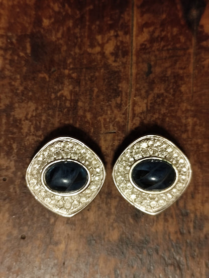Clips d’oreilles dorés à cabochon bleu marbré – Années 80