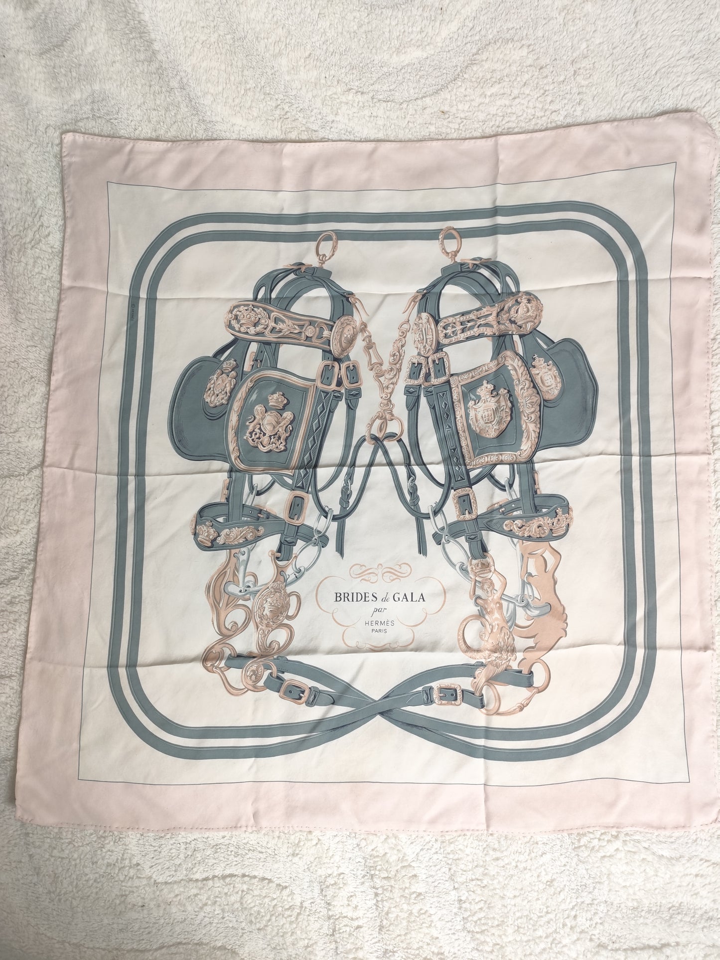Carré en soie imprimé rose poudré  vintage – Brides de Gala – Hermès Paris