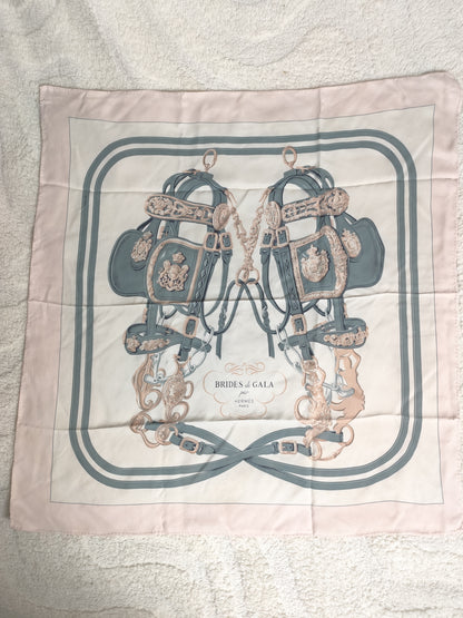 Carré en soie imprimé rose poudré  vintage – Brides de Gala – Hermès Paris