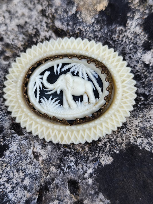 Broche vintage en bakélite rigide motif éléphant
