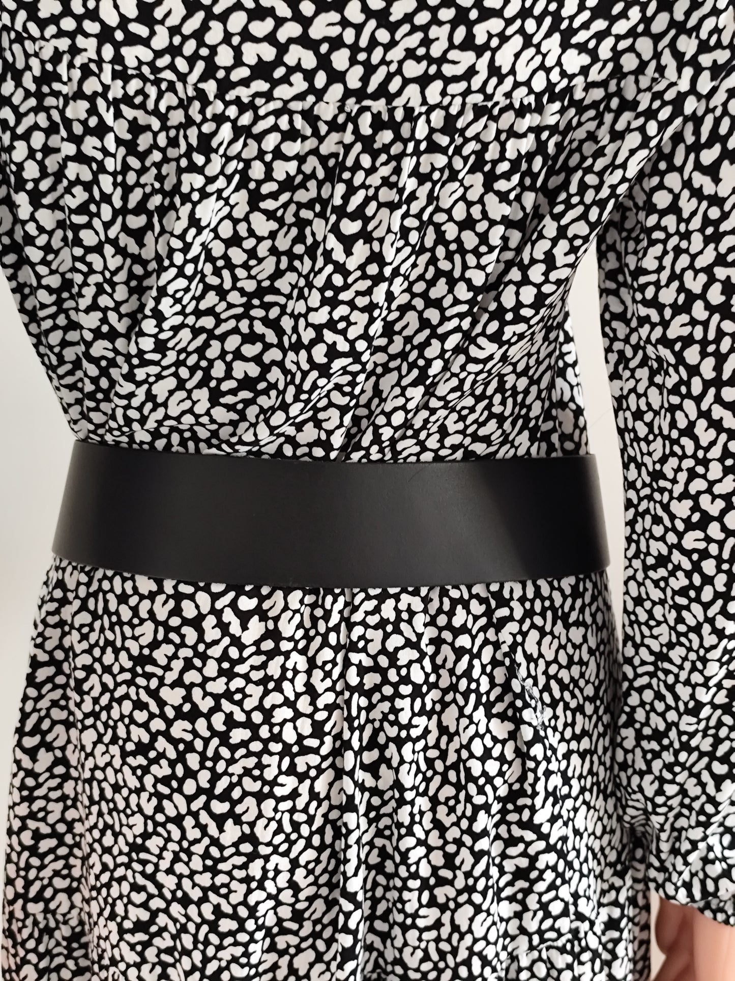 Ceinture large noire en cuir – boucle ronde argentée - 85 cm