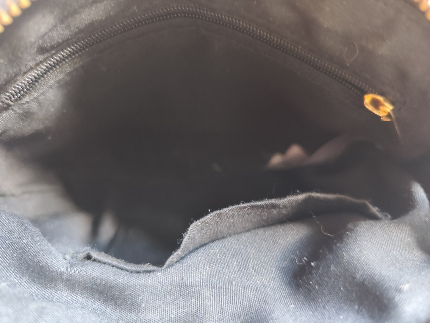 Sac Bandoulière Noir Grainé – Élégance & Praticité