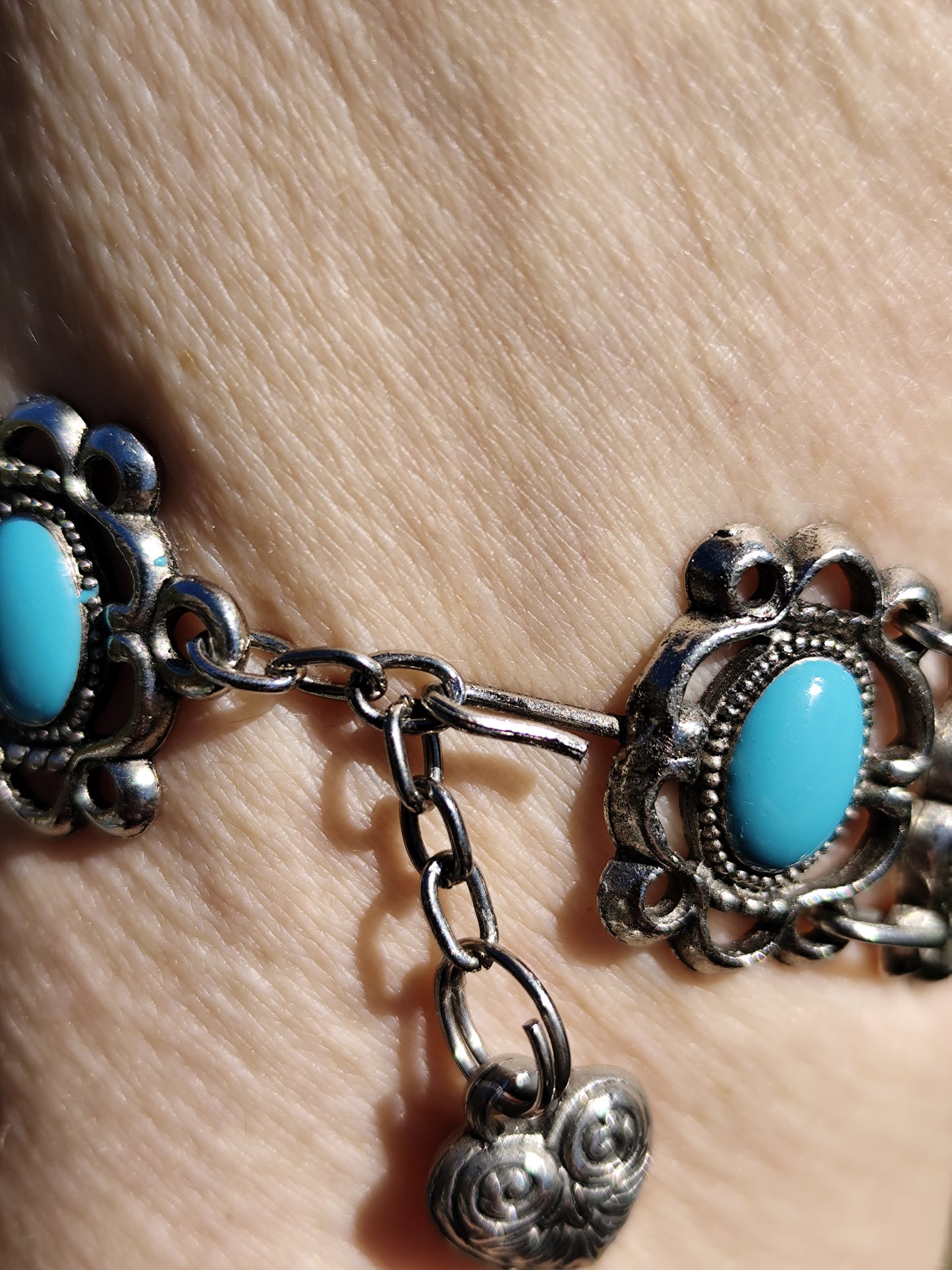 Bracelet manchette argenté et cabochons turquoise