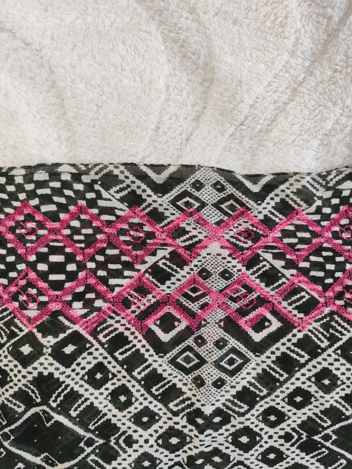 Etole châle kaki et rose motifs géométriques – 170 x 101 cm