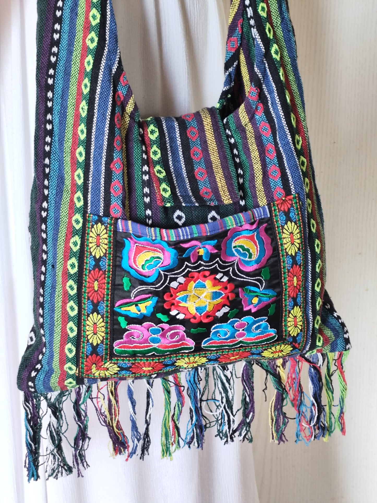 Sac besace ethnique en toile tissée multicolore et broderies - 29 x 34 cm