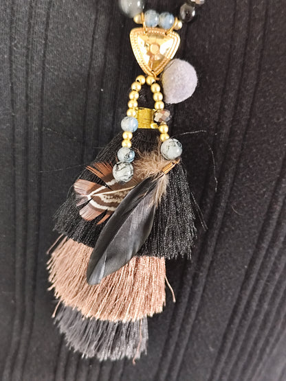 Sautoir Bohème Noir et Doré avec Pendentif Plumes – Élégance Ethnique