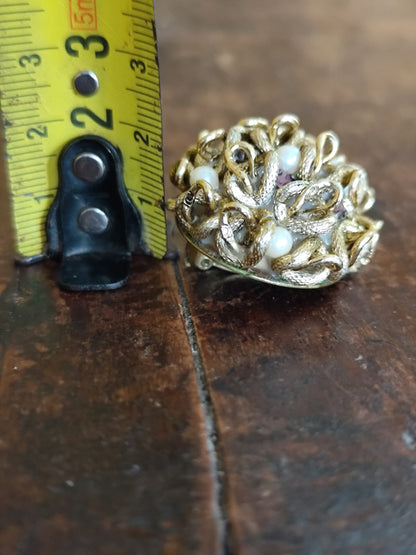 Boucles d’oreilles dorées à relief floral – Vintage années 60/70