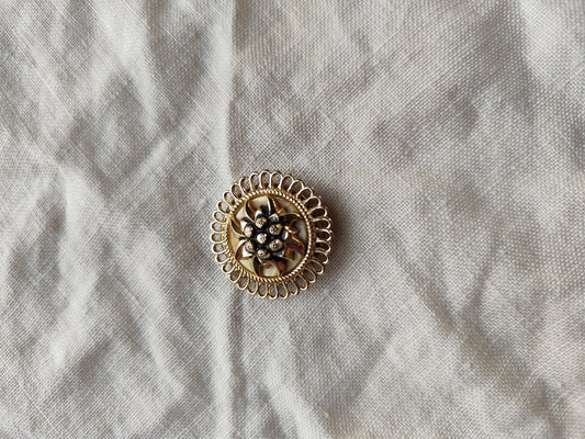 Attache foulard doré ciselé au motif floral