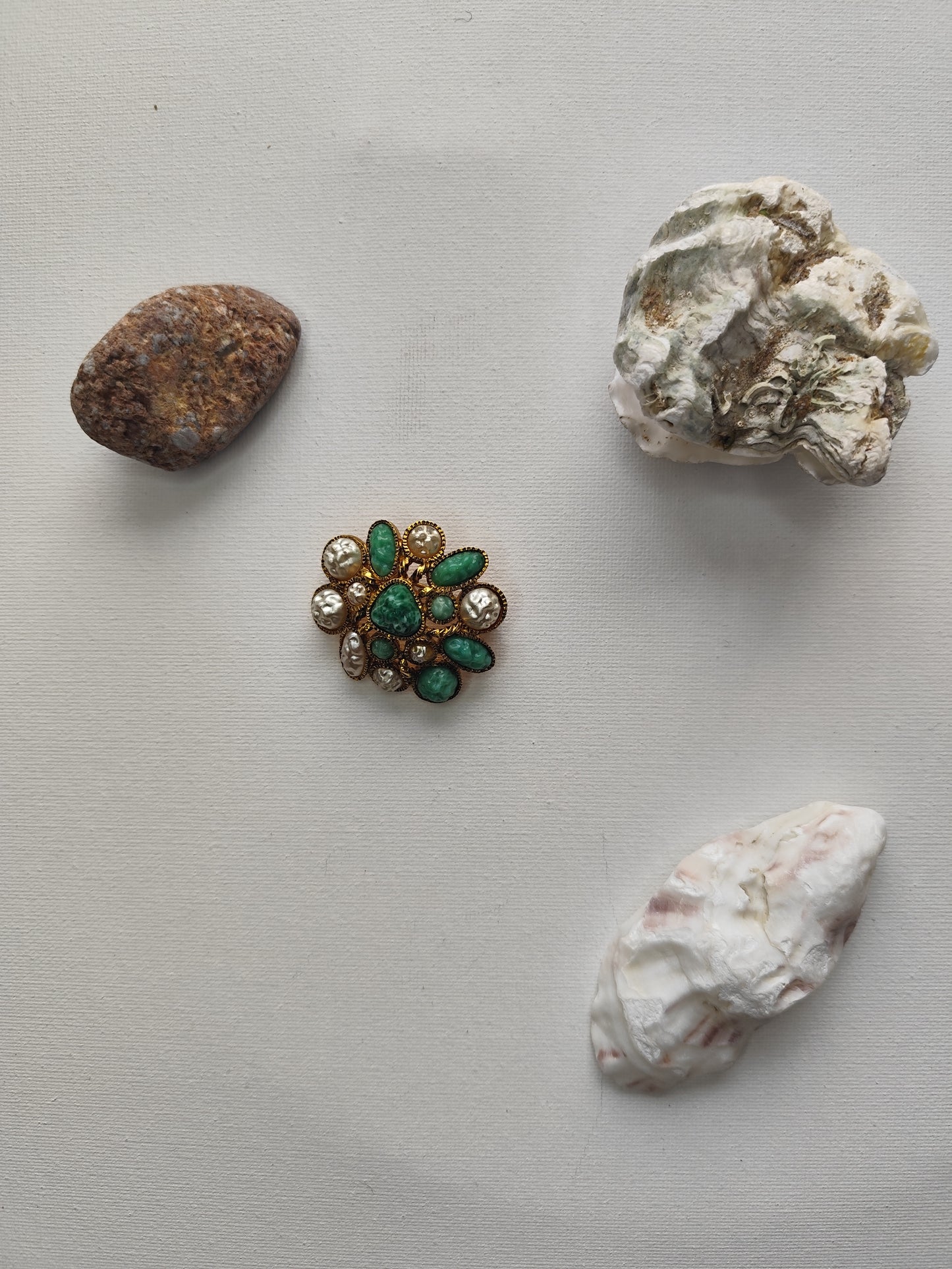 Broche Vintage Fantaisie – Strass Vert Émeraude & Perles Blanches