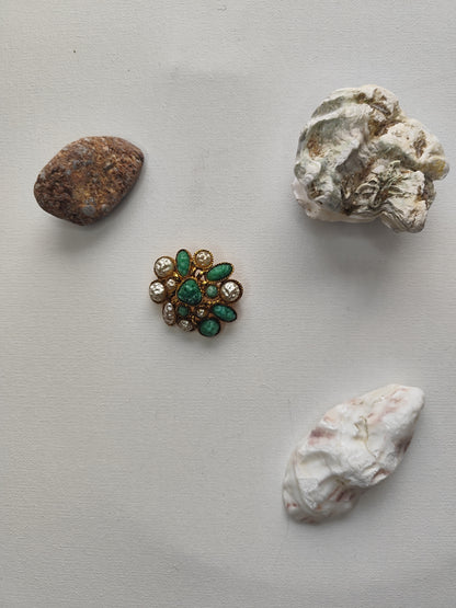 Broche Vintage Fantaisie – Strass Vert Émeraude & Perles Blanches
