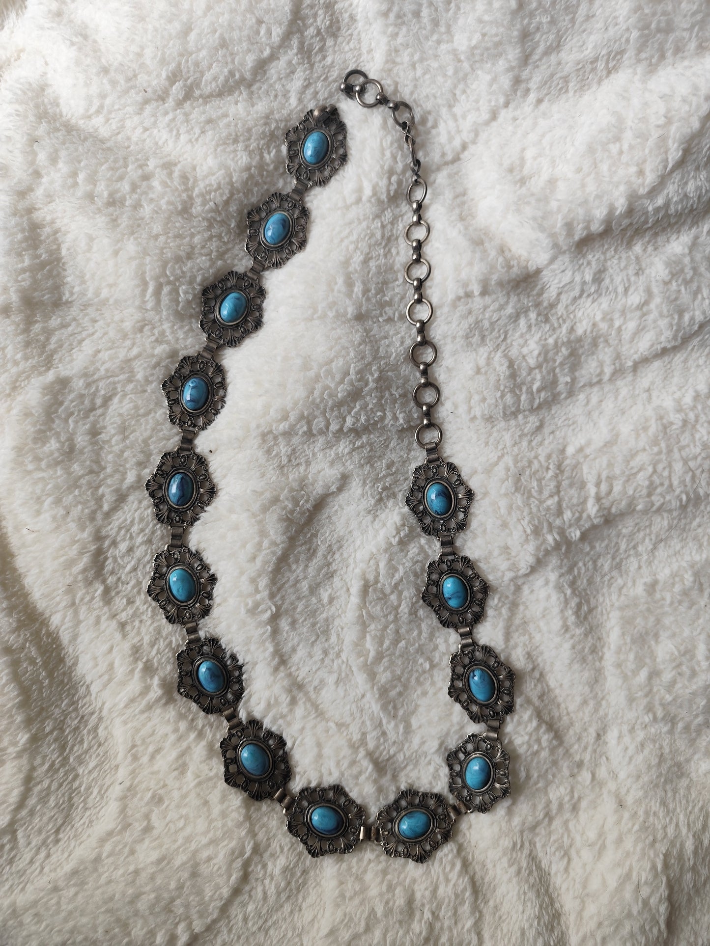 Ceinture fantaisie métal argenté et cabochons bleus turquoise – 95 cm