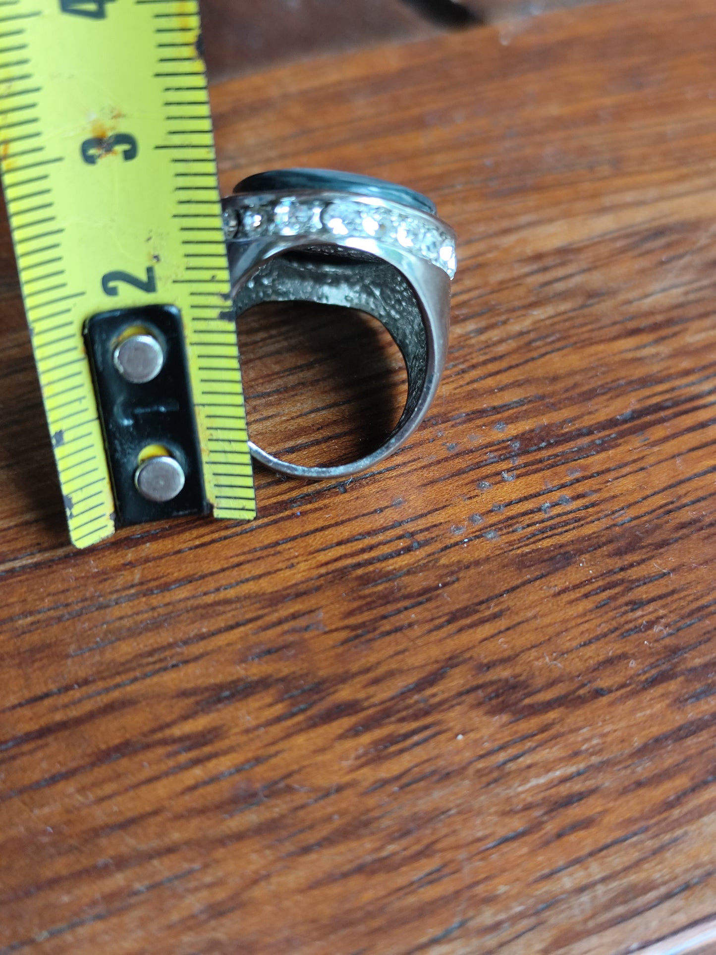 Bague vintage ovale marbrée – strass latéraux