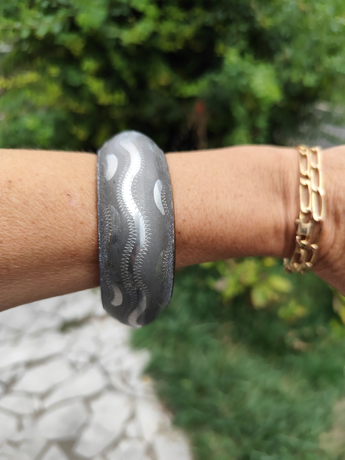 Bracelet manchette en métal argenté