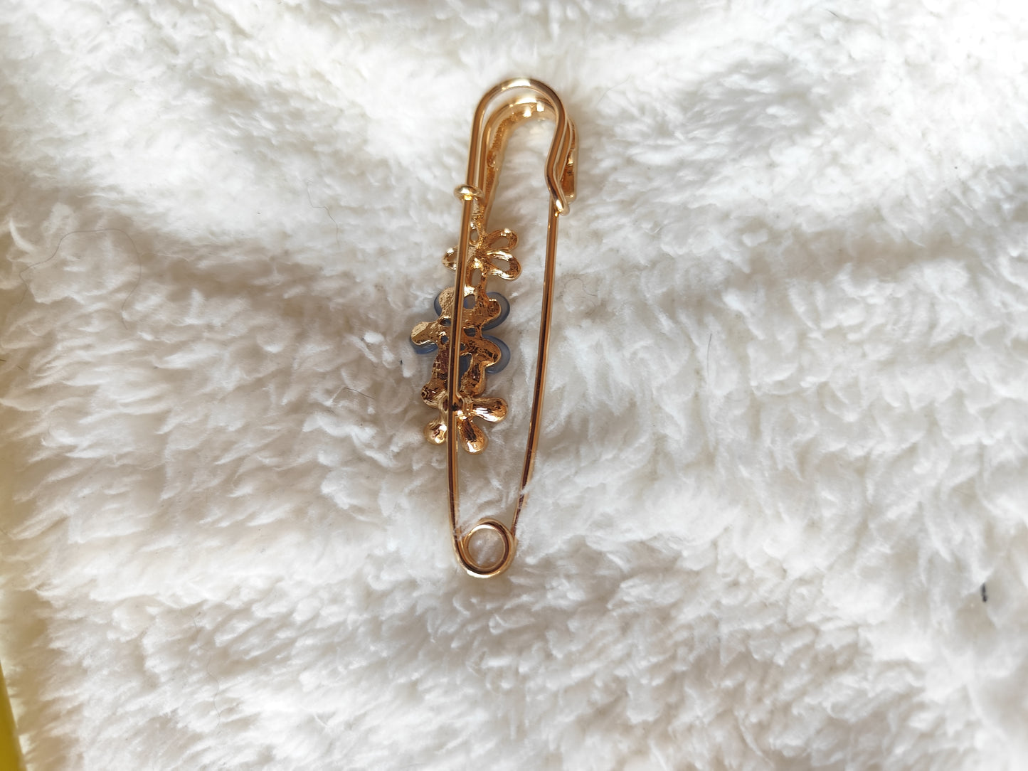 Broche épingle à nourrice dorée fleurs bleues et strass